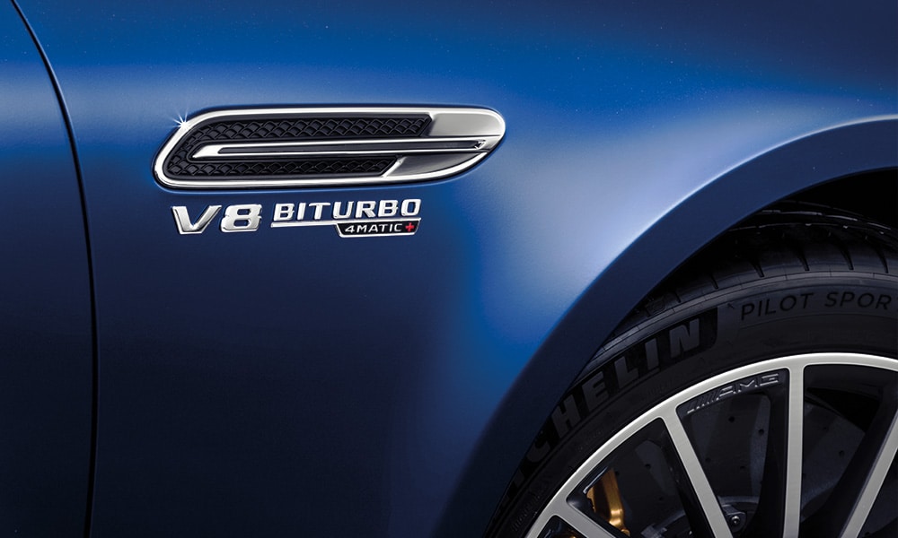 chromdetalj som indikerar bilen motor