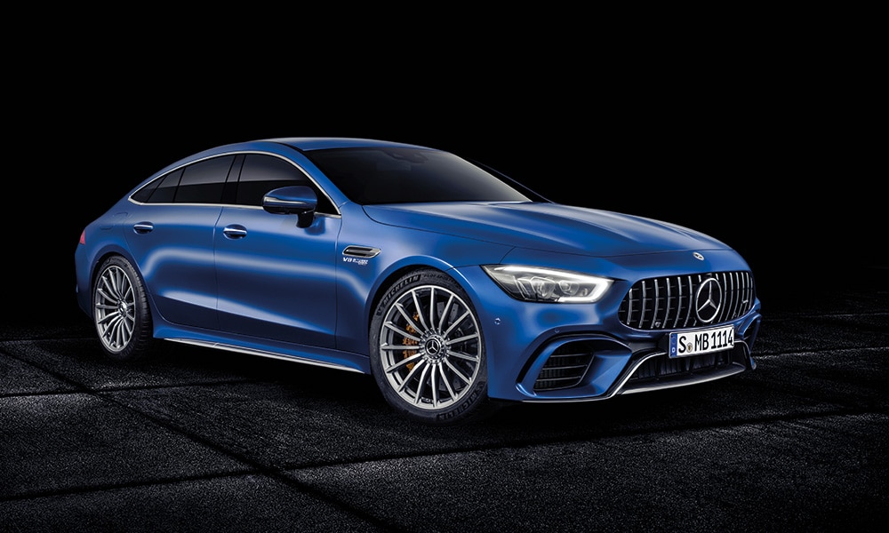 Skinande blå Mercedes-AMG GT 63 S med krom detaljer