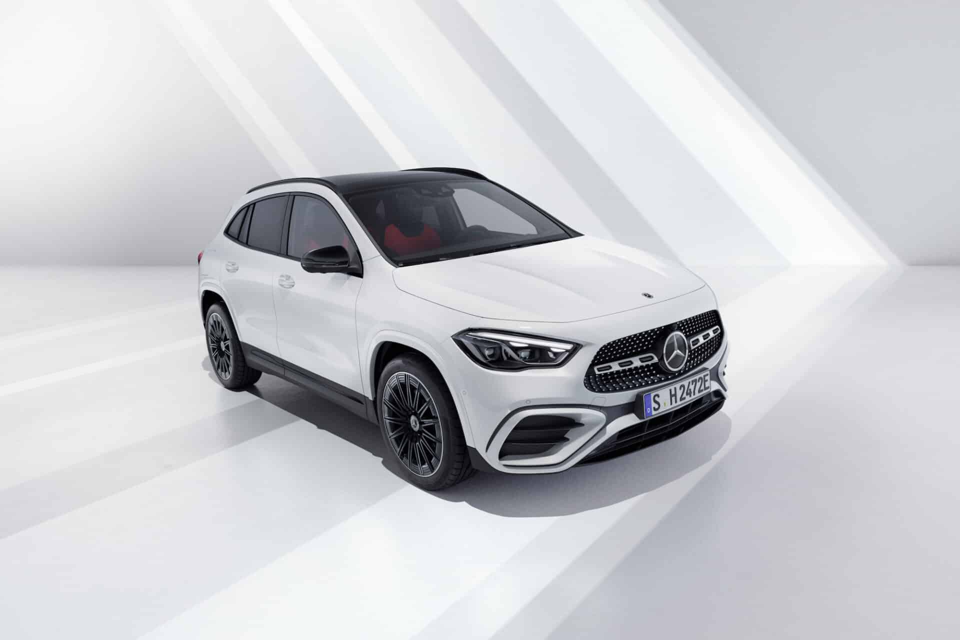 framsidan på en vit Mercedes-Benz GLA laddhybrid