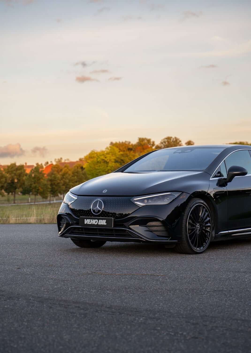 Svart mercedes eqe sedan