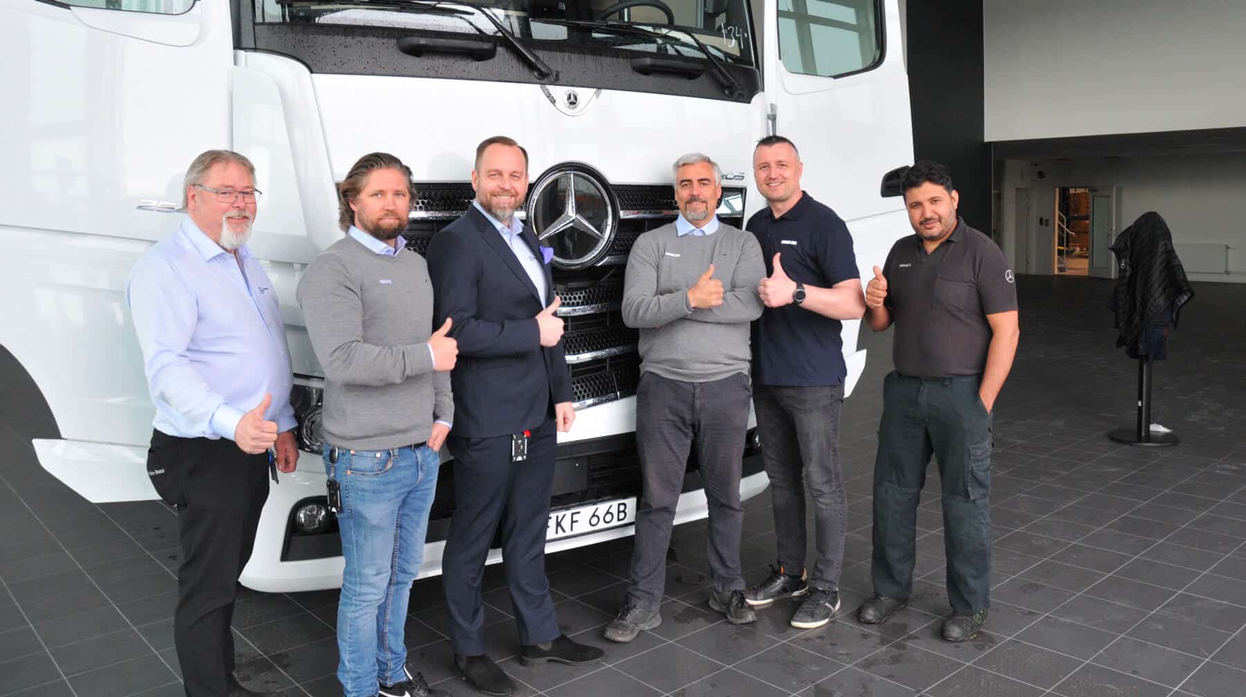 Personal från Veho Trucks i Malmö framför en Mercedes lastbil