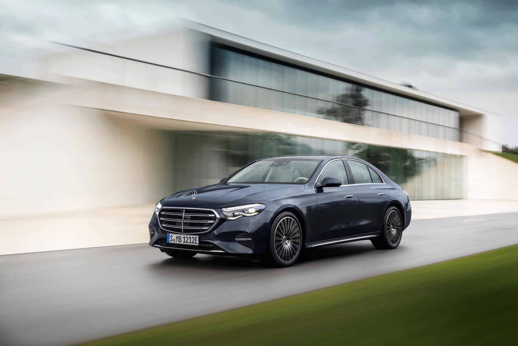 blå mercedes modell
