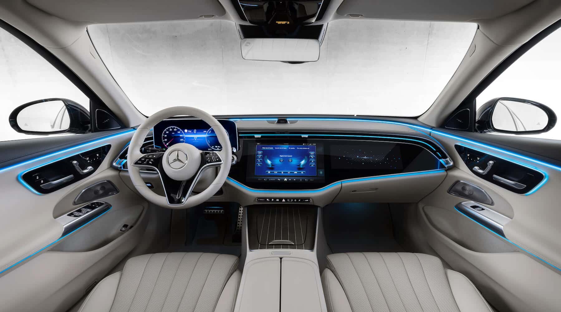 förarvyn på en mercedes med ratt och panel