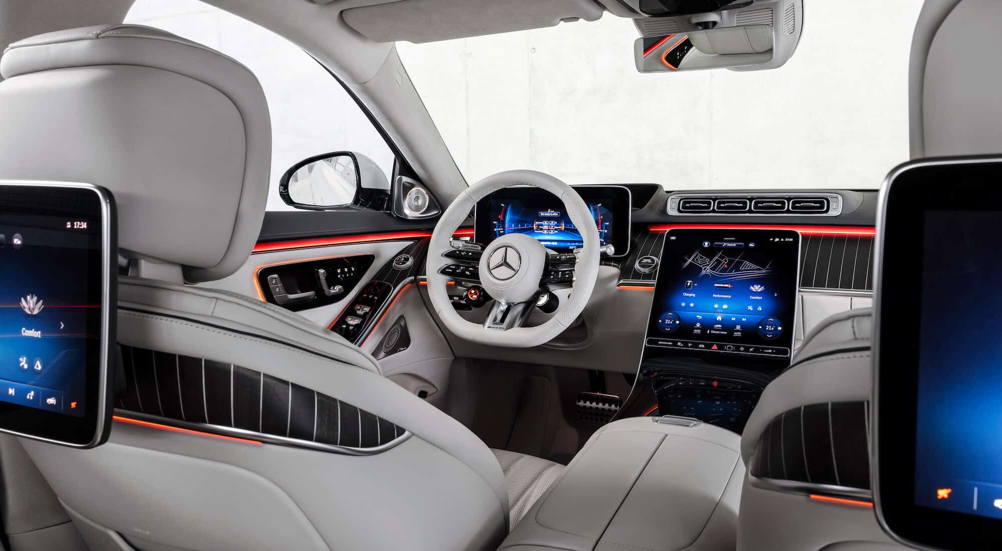 Den exklusiv interiör i Mercedes-Benz Maybach, med vitt läder och krom detaljer.