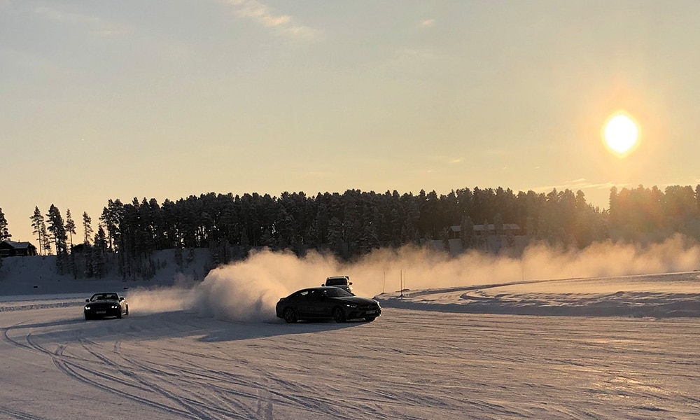 bil som kör på snöväg