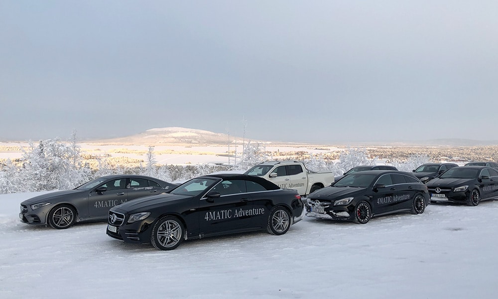 Flera bilar som kör på snöväg