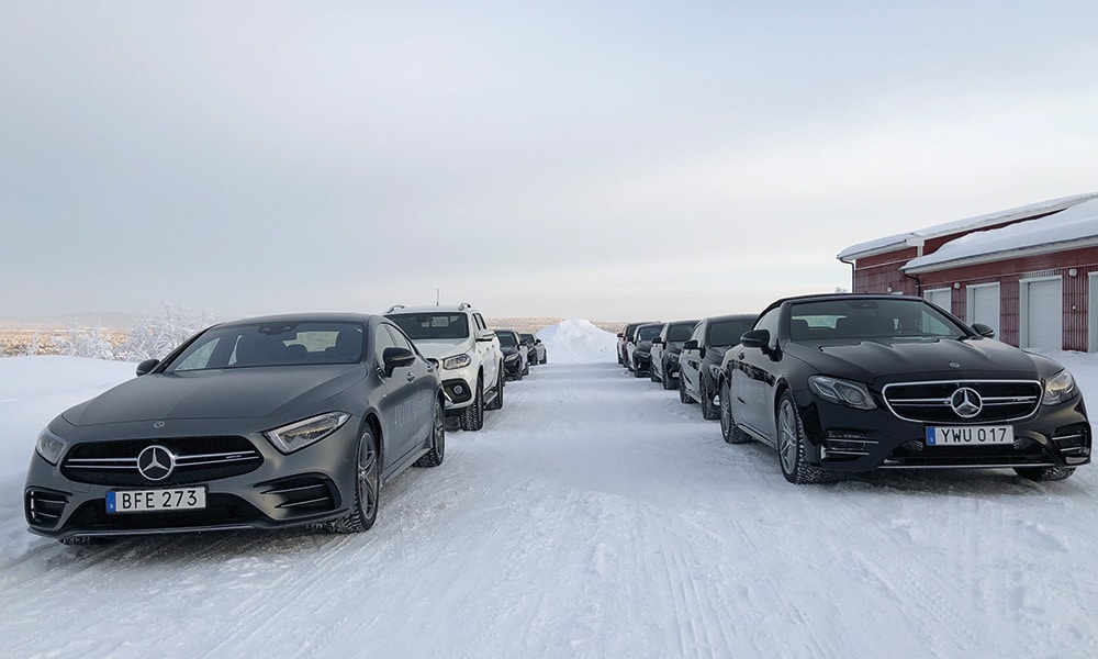Flera bilar som kör på snöväg