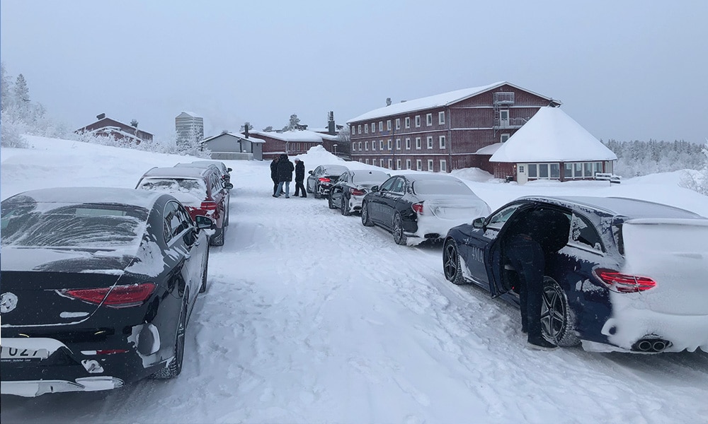 Bilar parkerade i snö