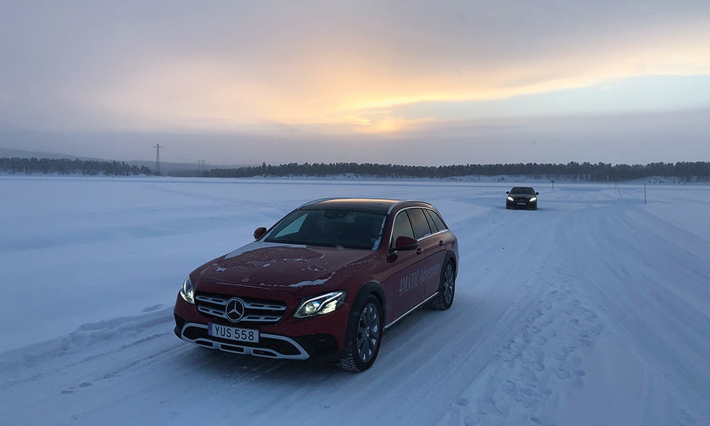 Bil som kör på snöväg