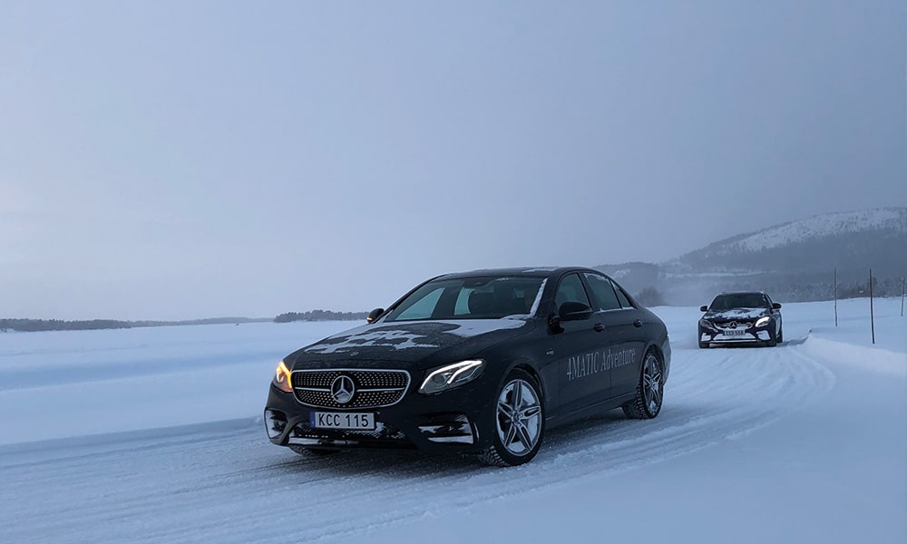 Bil som kör på snöväg