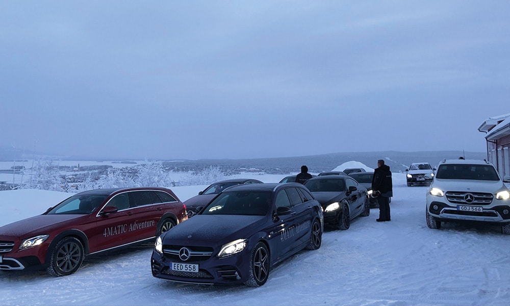 Flera bilar som kör på snöväg