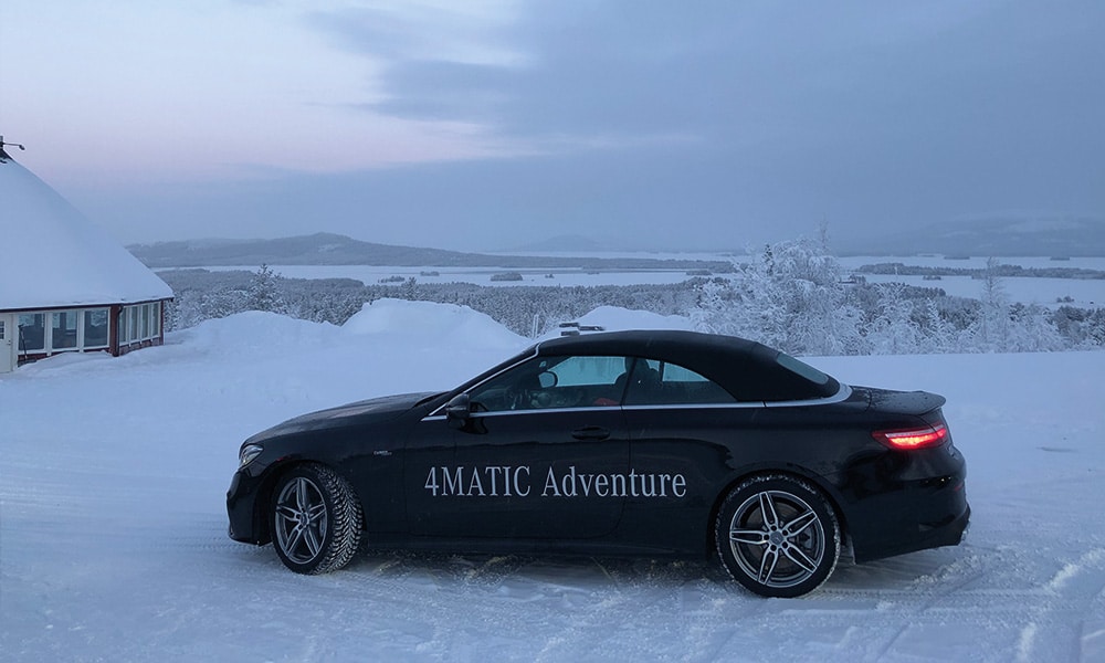 Bil som kör på snöväg