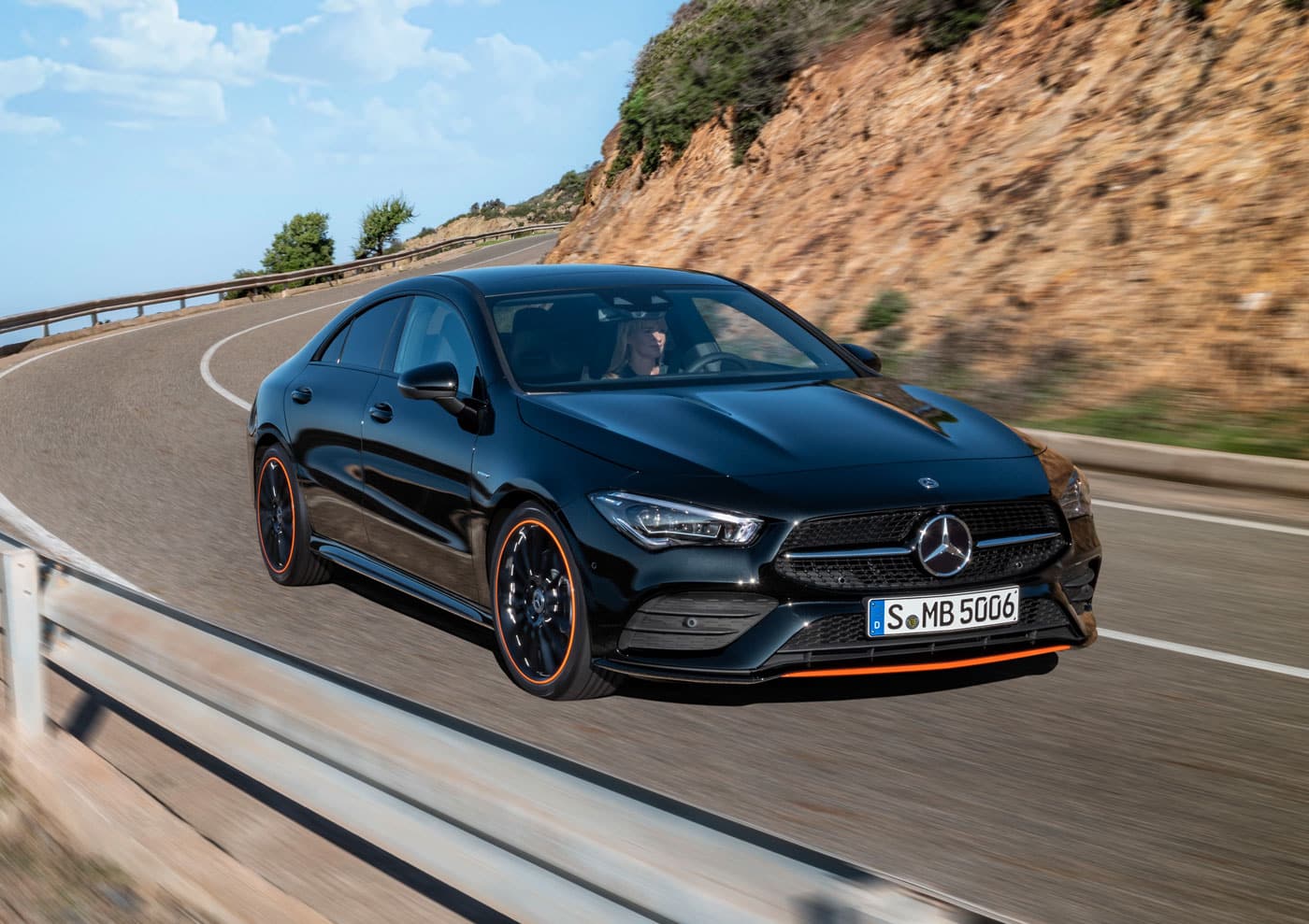 Mercedes CLA kör snabbt i en sväng