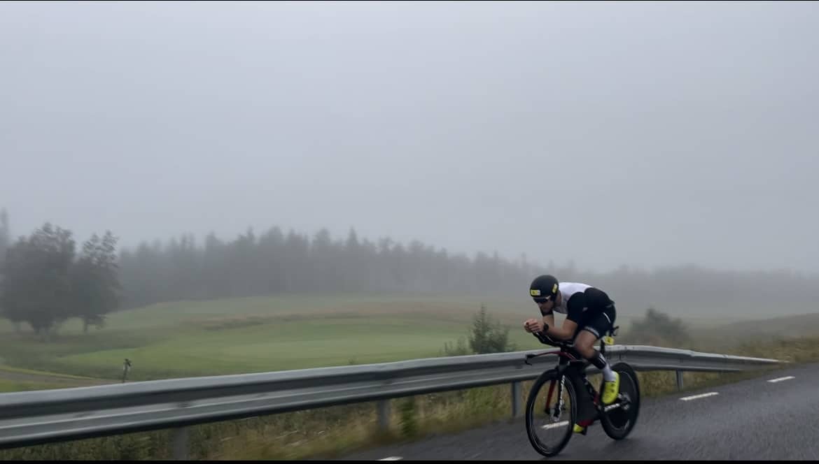 person som cyklar snabbt på vägen