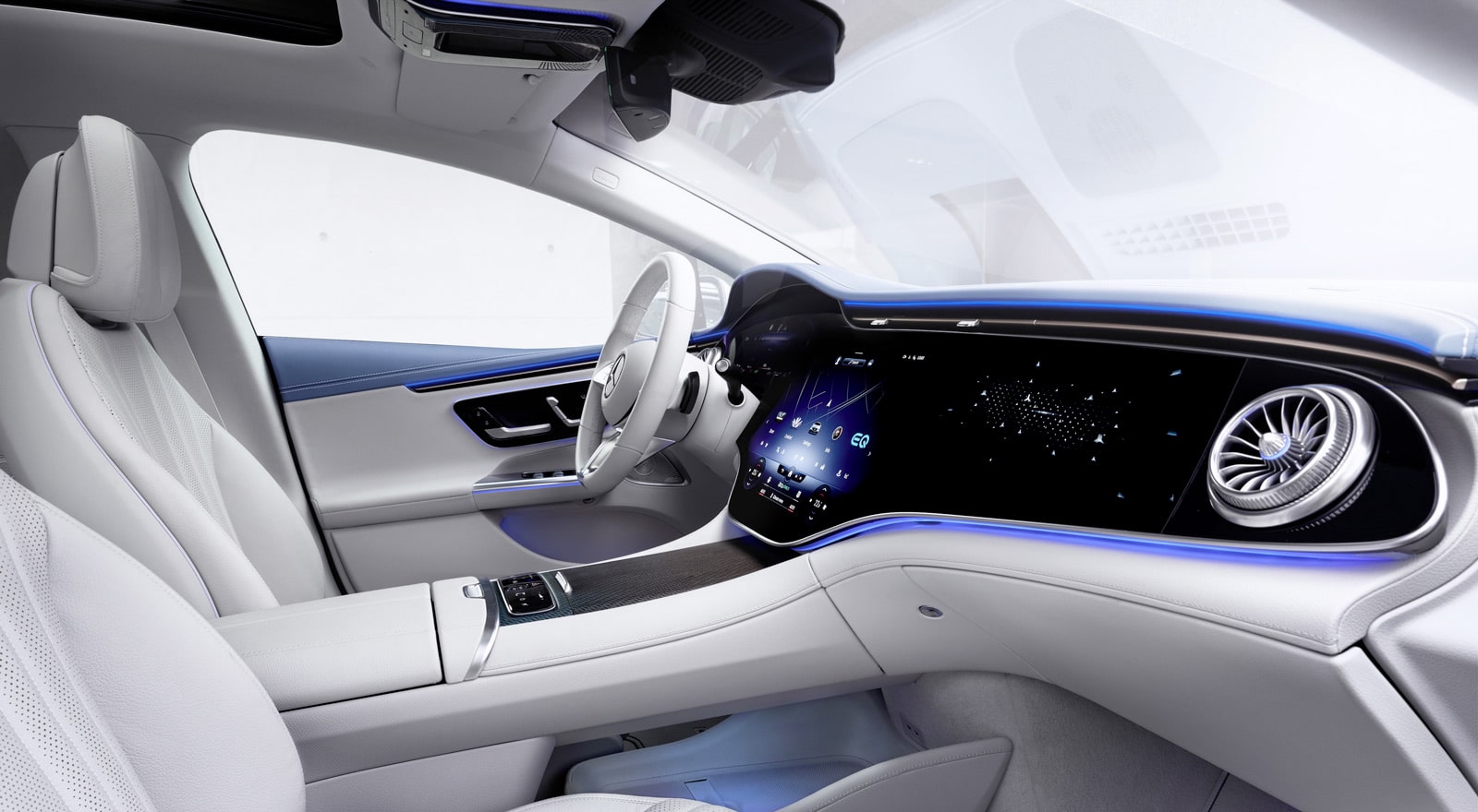 interiören på en eldriven bil med LED-lampor och vitt läder
