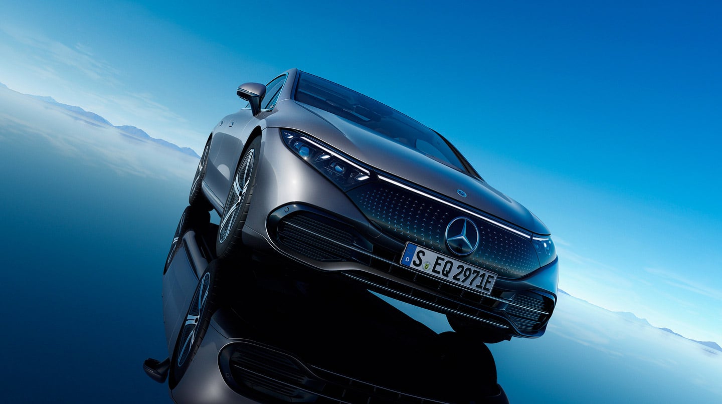 lyxbil på spegelgolv