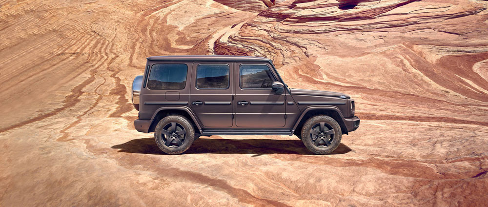 Terrängbil kör i öken