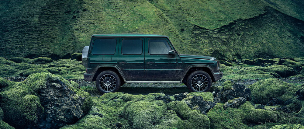 Terrängbil kör över stenar