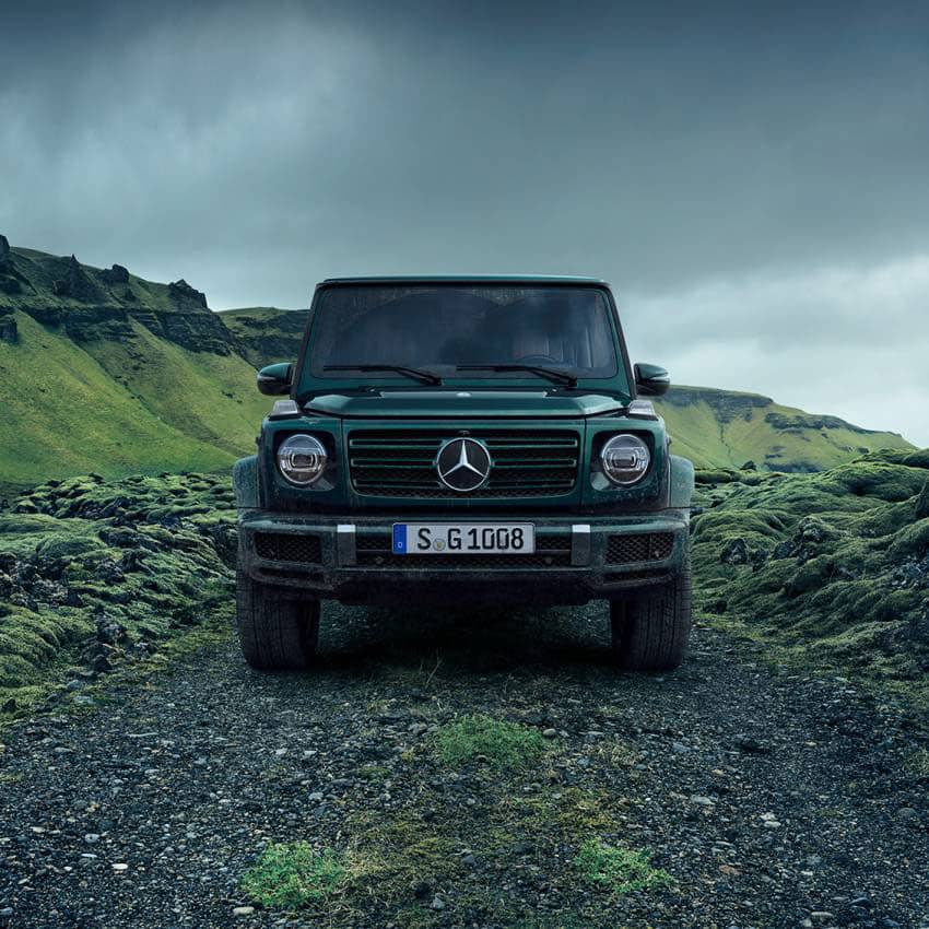 Terrängbil kör i naturen