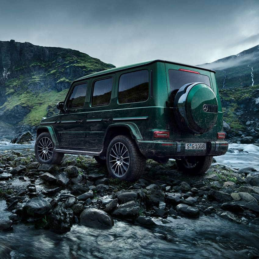 Terrängbil kör över vattendrag