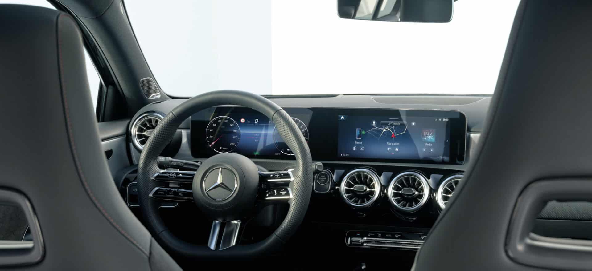 bilinteriör med ratt och digital display