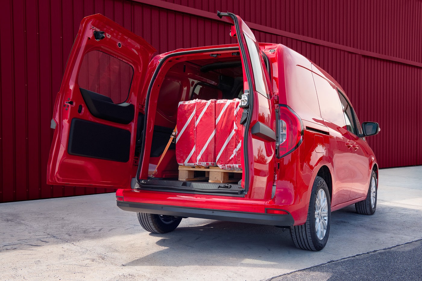 baksidan på en röd Mercedes-Benz Citan