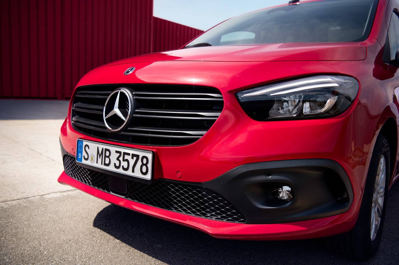 framsidan på en röd Mercedes-Benz Citan