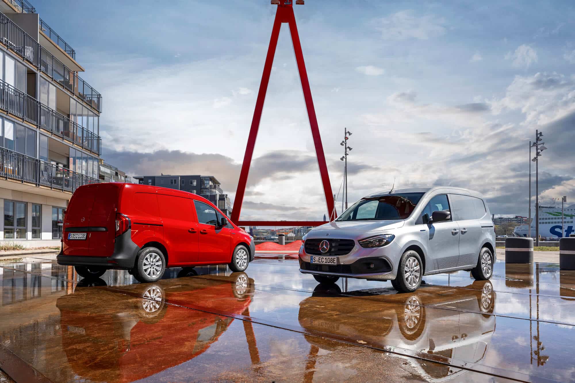 två Mercedes-Benz transportbilar på byggarbetsplats