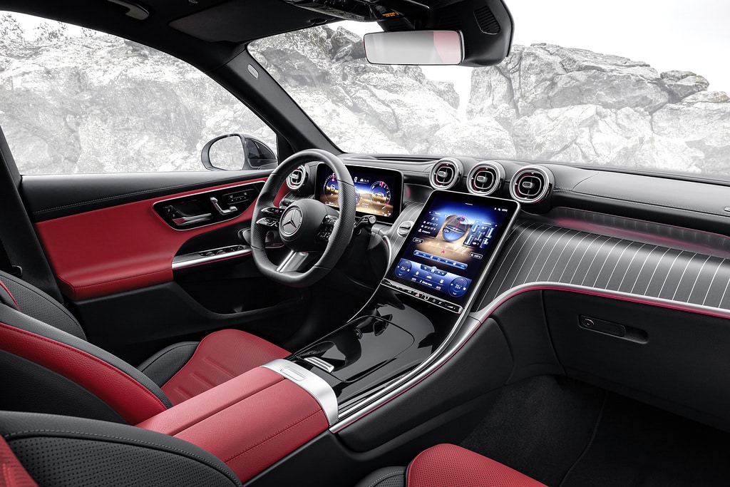 interiören i Mercedes-Benz GLC SUV plug-in hybrid. Svart och rött läder.