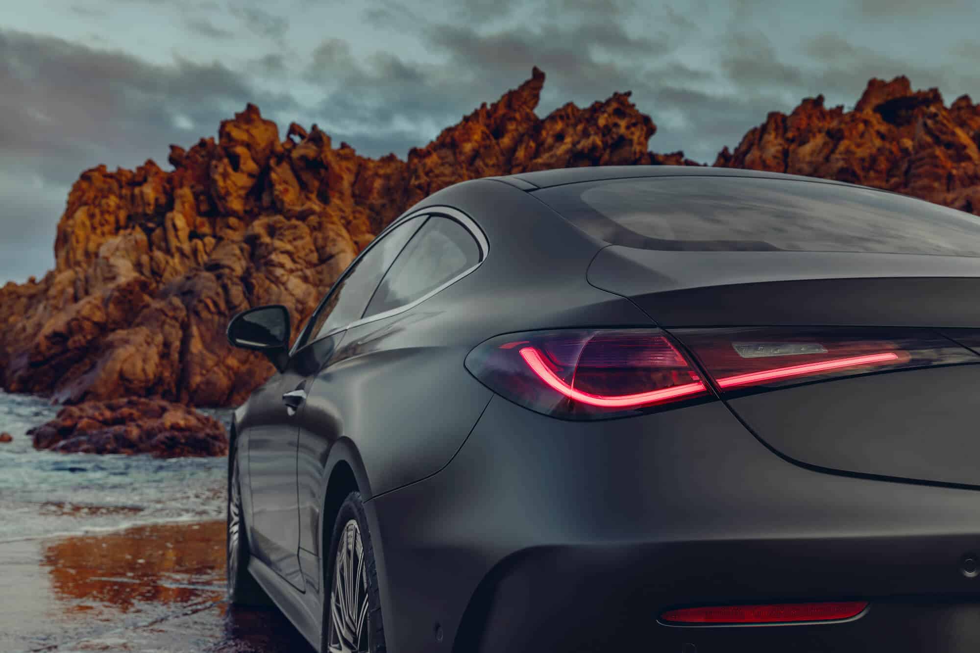 baklyktan på en Mercedes-Benz CLE i bergig miljö