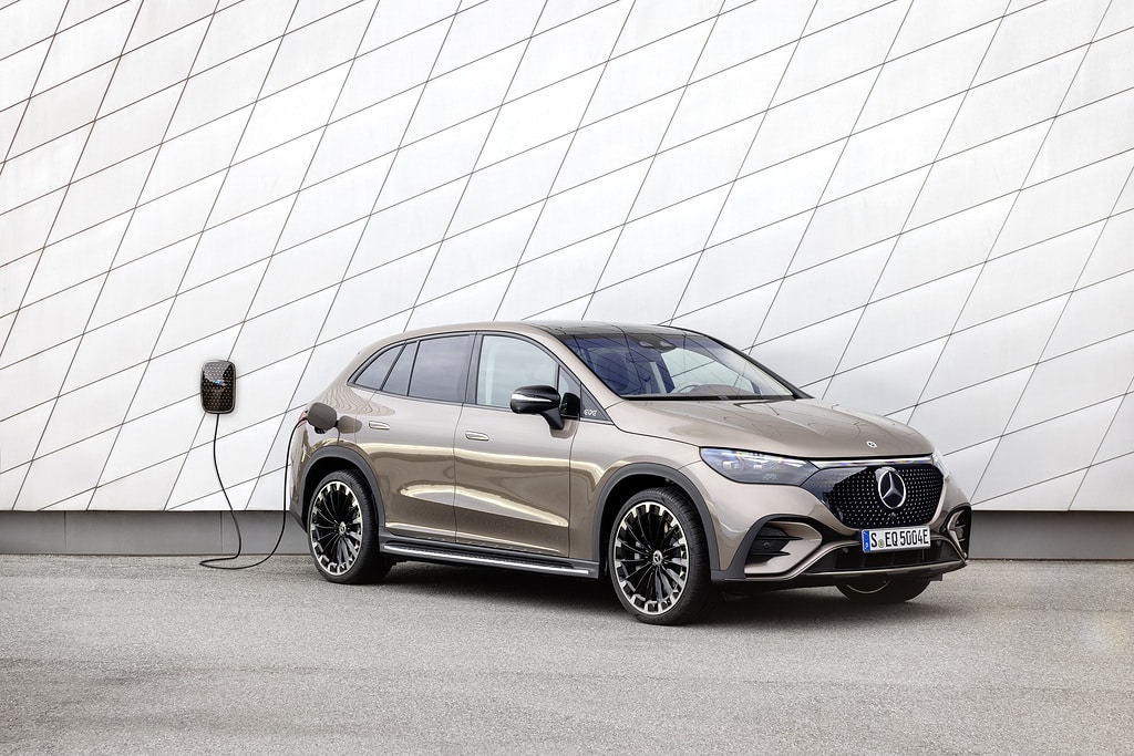 Lyxig suv som laddar el