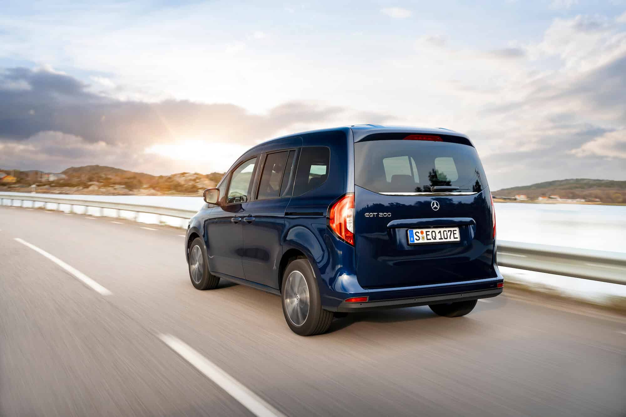 transportbil kör längst vattnet