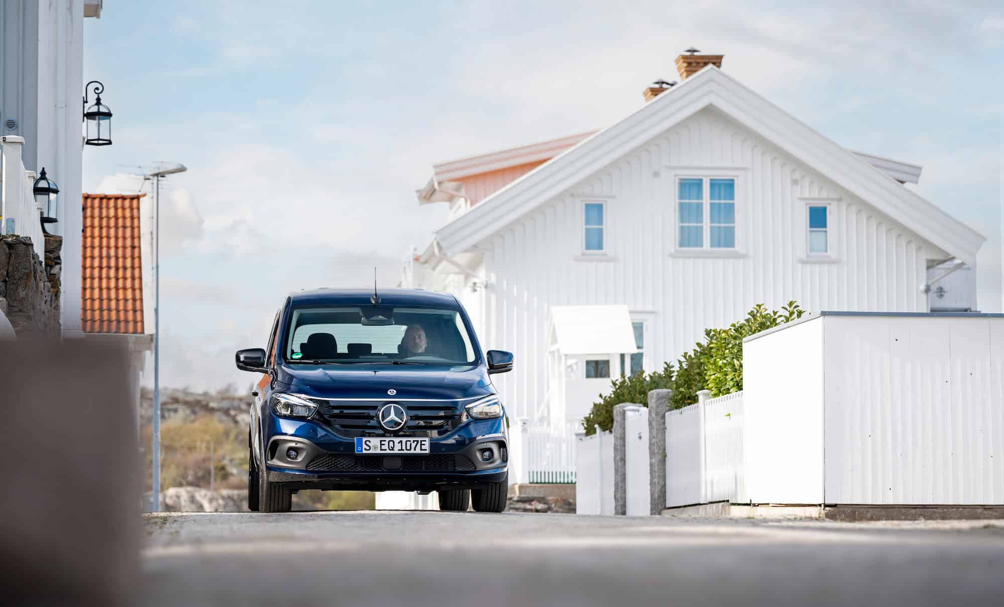 transportbil kör i en stad nära vattnet