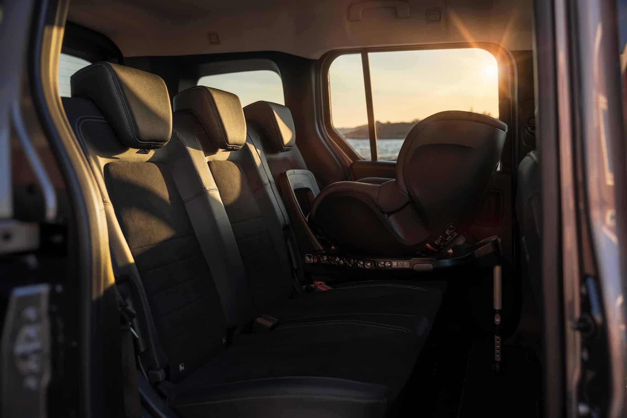 solen skiner in genom bilfönstret