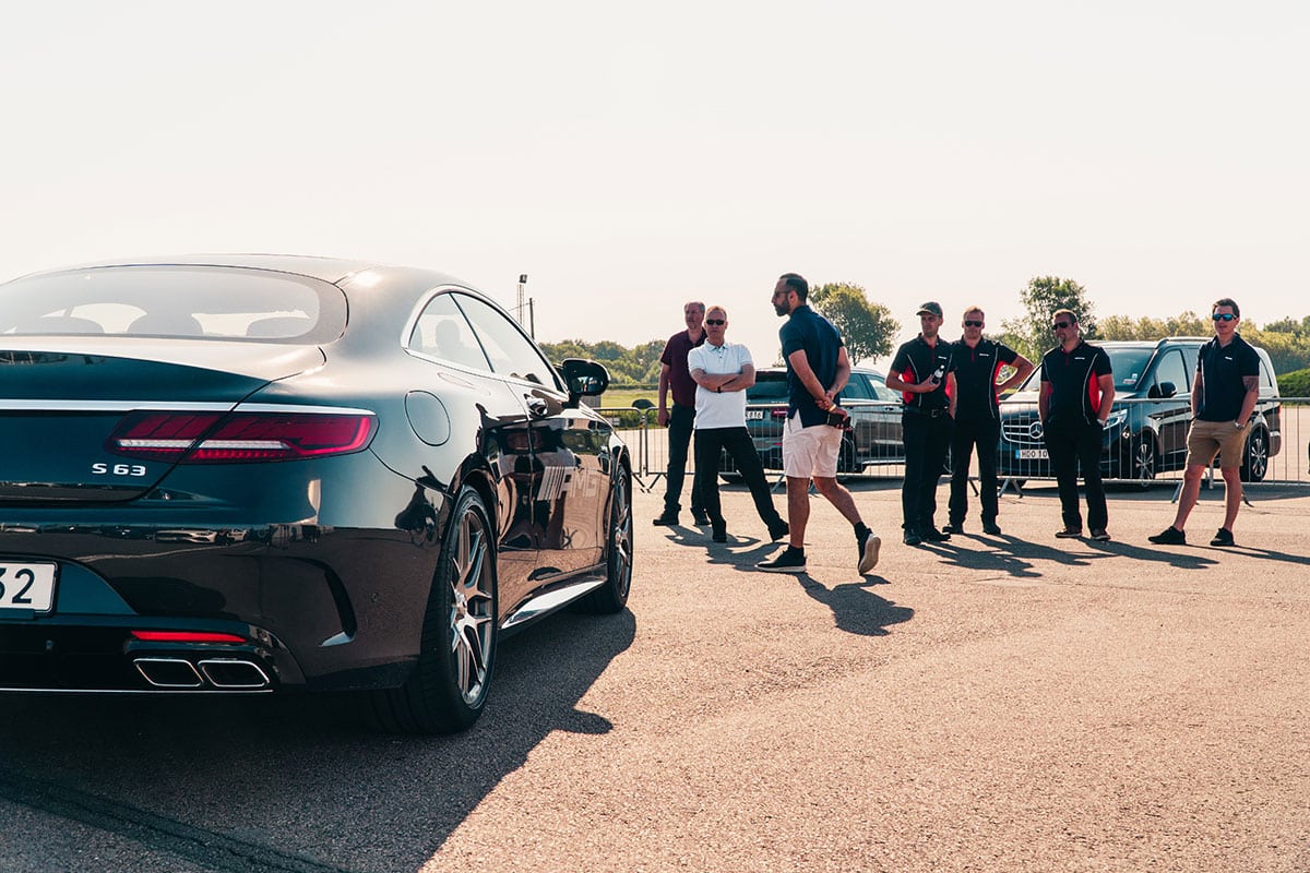 personer som väntar förväntansfullt i solen