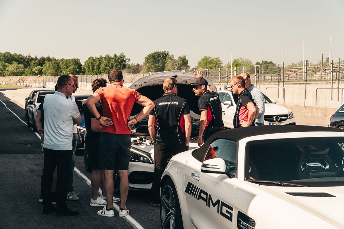 grupp som inväntar instruktioner