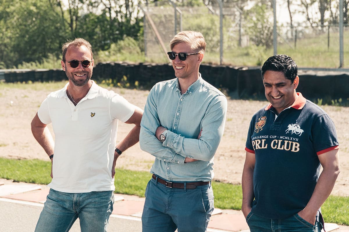 tre personer väntar