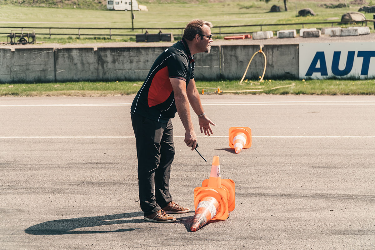 person på en racingbana
