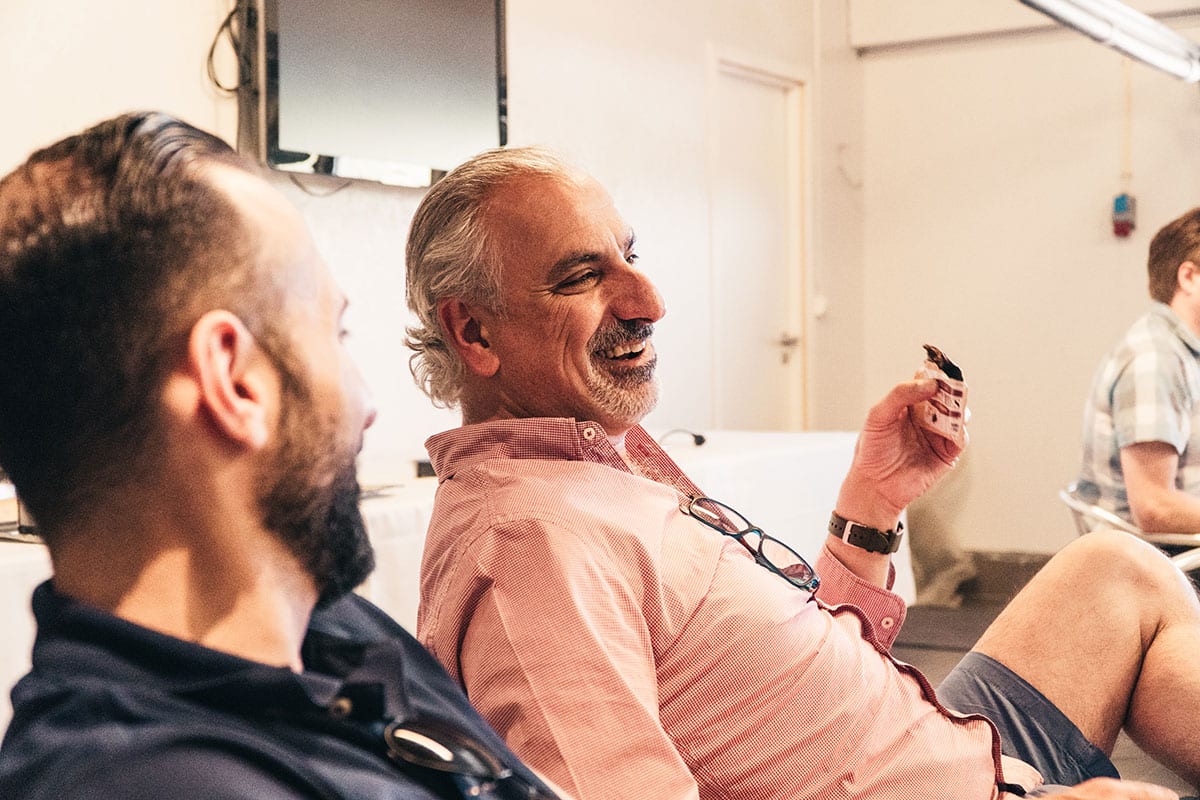 person som pratar och ler