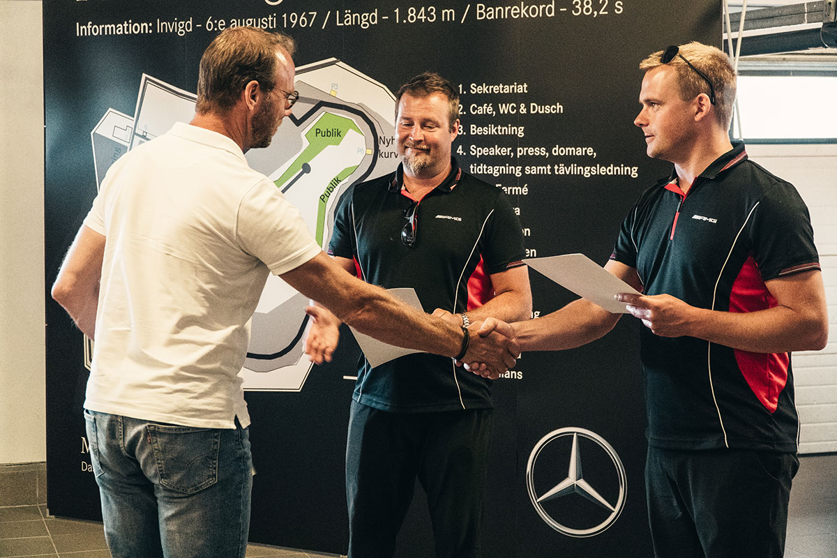 personer som delar ut ett pris