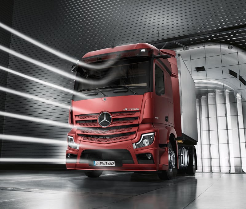 Röd Mercedes-Benz Actros i en vindtunnel