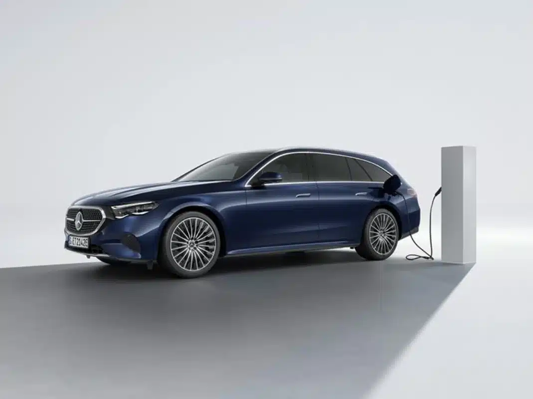 Blå mercedes e-klass kombi som laddar