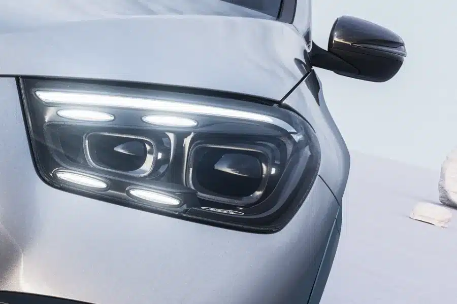 Närbild på Multibeam strålkastare på Mercedes GLE