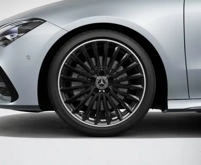 en svart amg 19 tums fälg