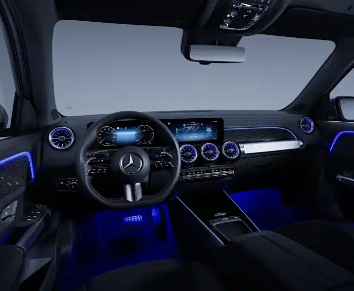 mörk bild på interiören i en glb med blå panelbelysning tänd