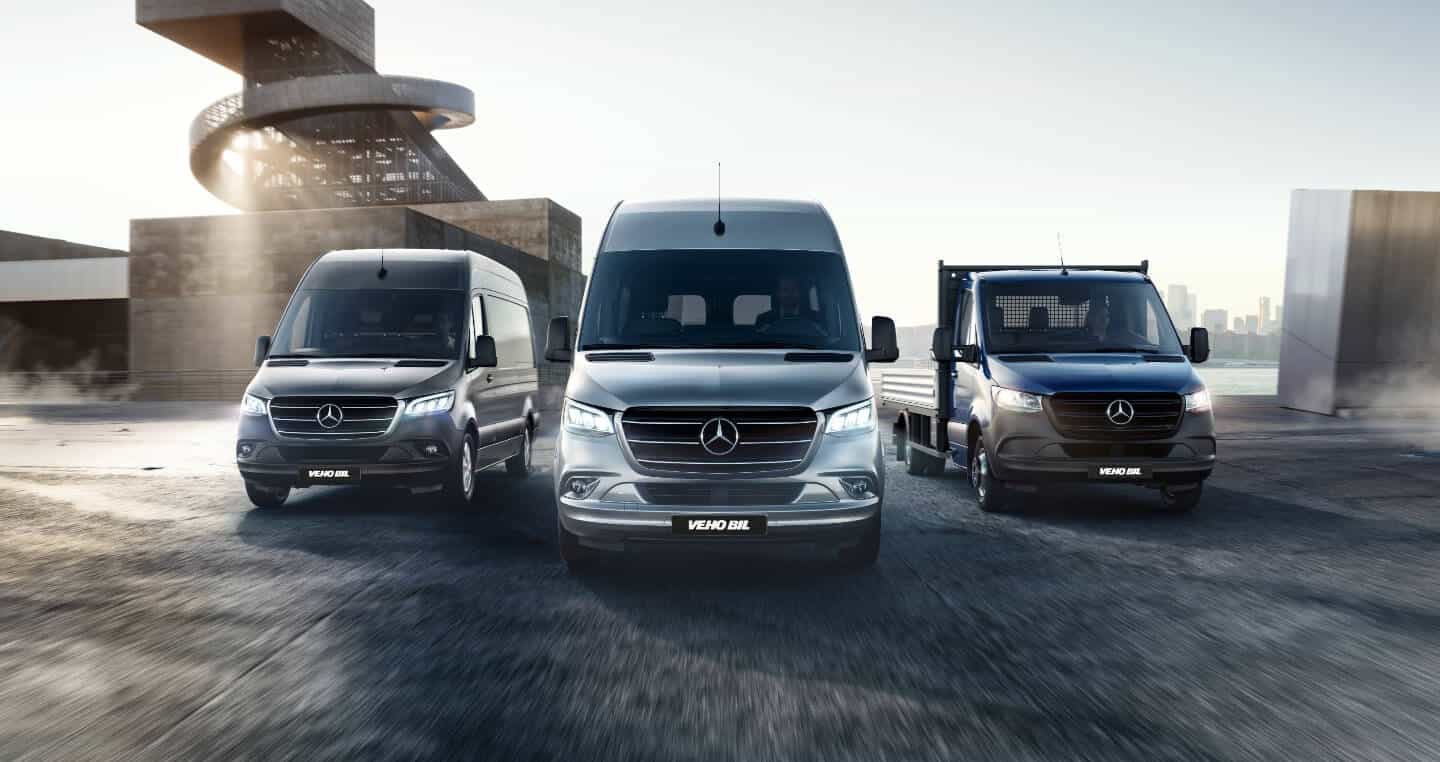 tre sprinter transportbilar som kör