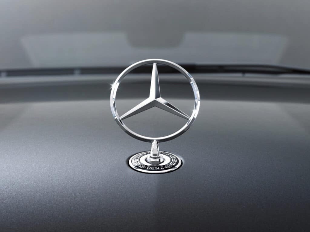 mercedes stjärna på motorhuven