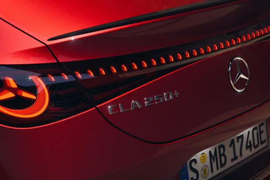 Detaljbild röd mercedes baklyckta