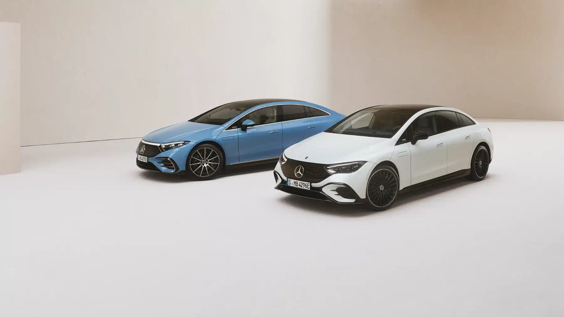 Två eldrivna mercedes sedaner
